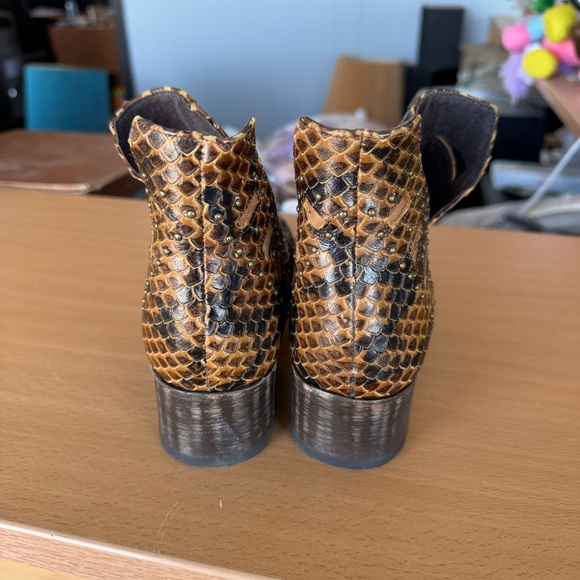 Snakeskin Pattern Boots - Picture 4 of 8